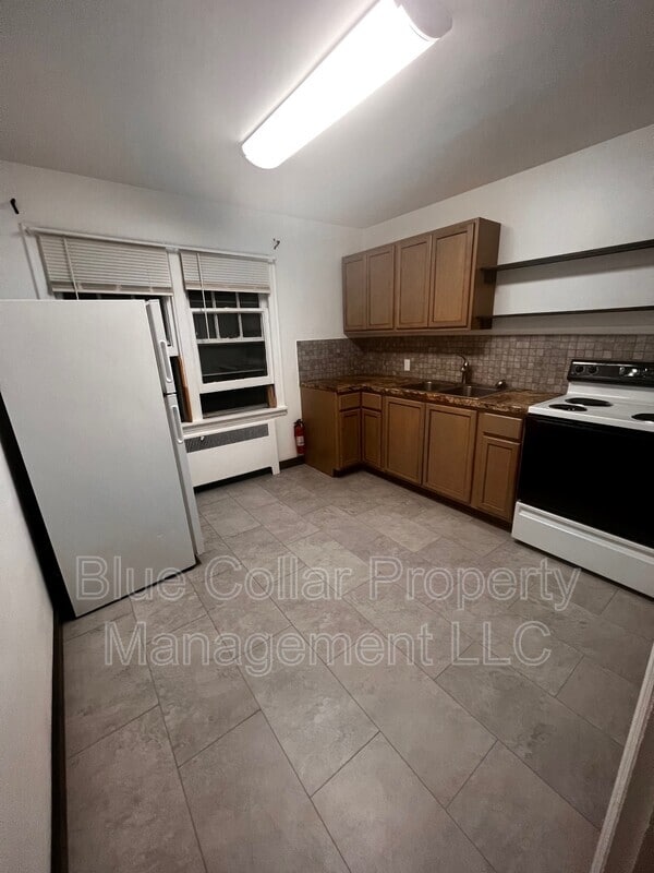 Building Photo - 213 Locust St