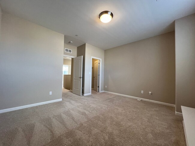 Building Photo - Modern 4/2.5 Townhome in Minden