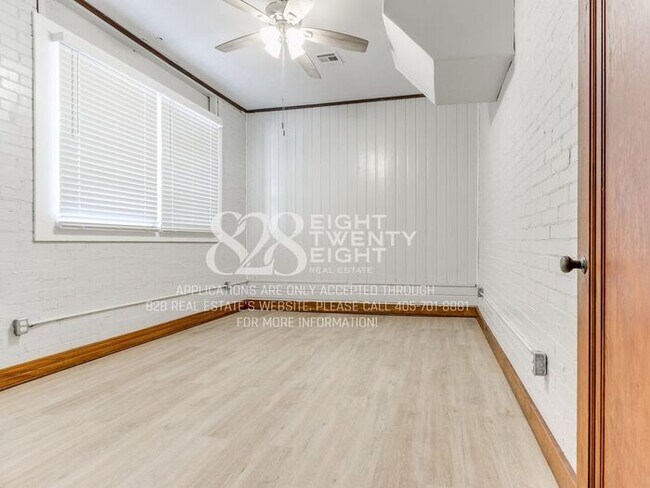 Building Photo - **AVAILABLE NOW!** 3 BED/2 BATH DUPLEX - CLOSE TO CAMPUS!