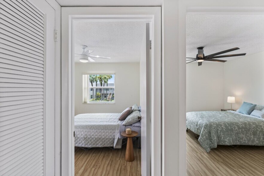 side by side bedrooms - 230 Normandy E