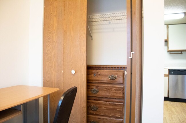 Interior Photo - 907 W Oregon