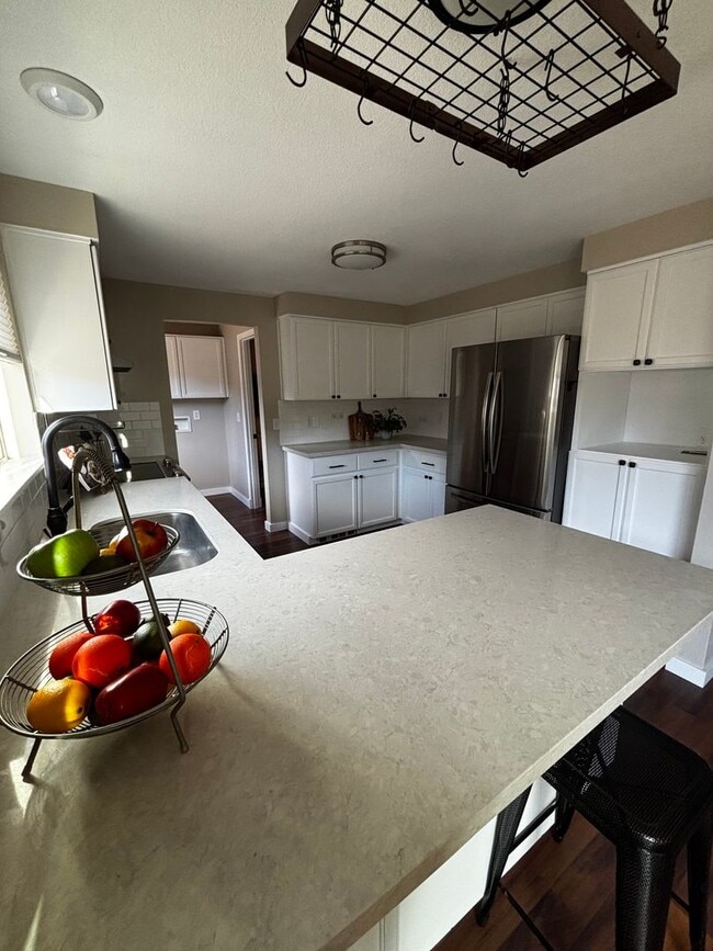 Building Photo - 4 bed 3 bath, Bonus room, Rv parking, Fenc...