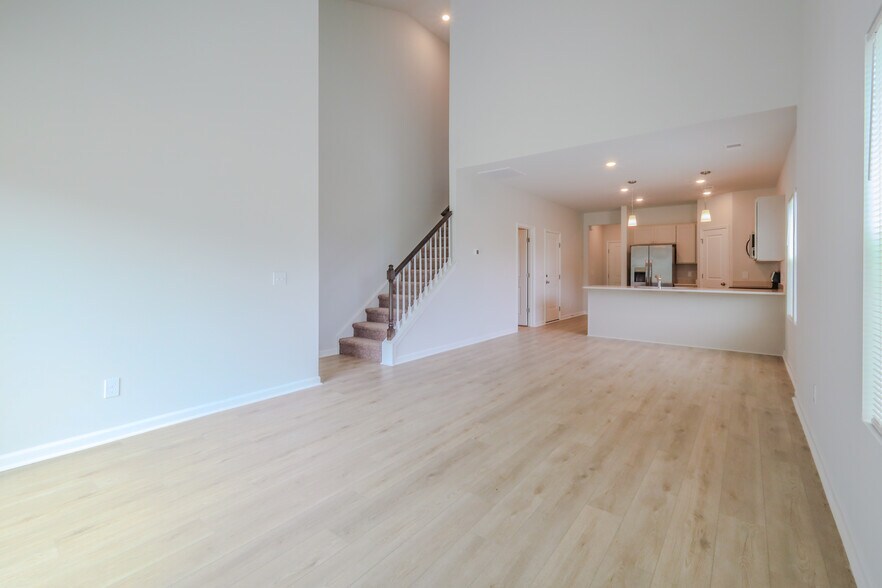 Living and kitchen areath vaulted ceiling. - 1542 Alvin Pond Dr