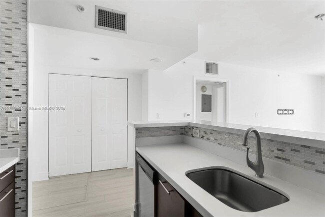 Building Photo - 1155 Brickell Bay Dr