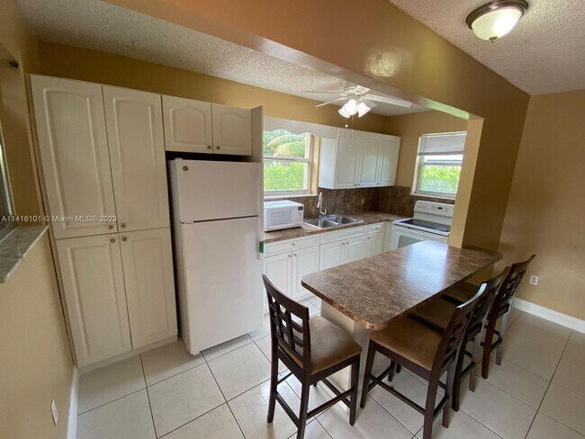 Building Photo - 671 E 59th St