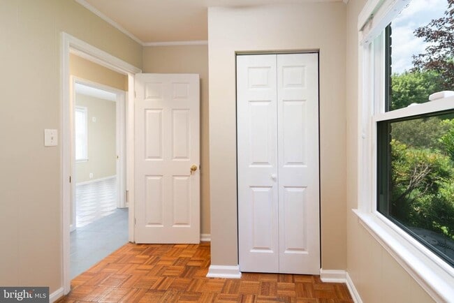 Building Photo - 610 Valley Brook Dr