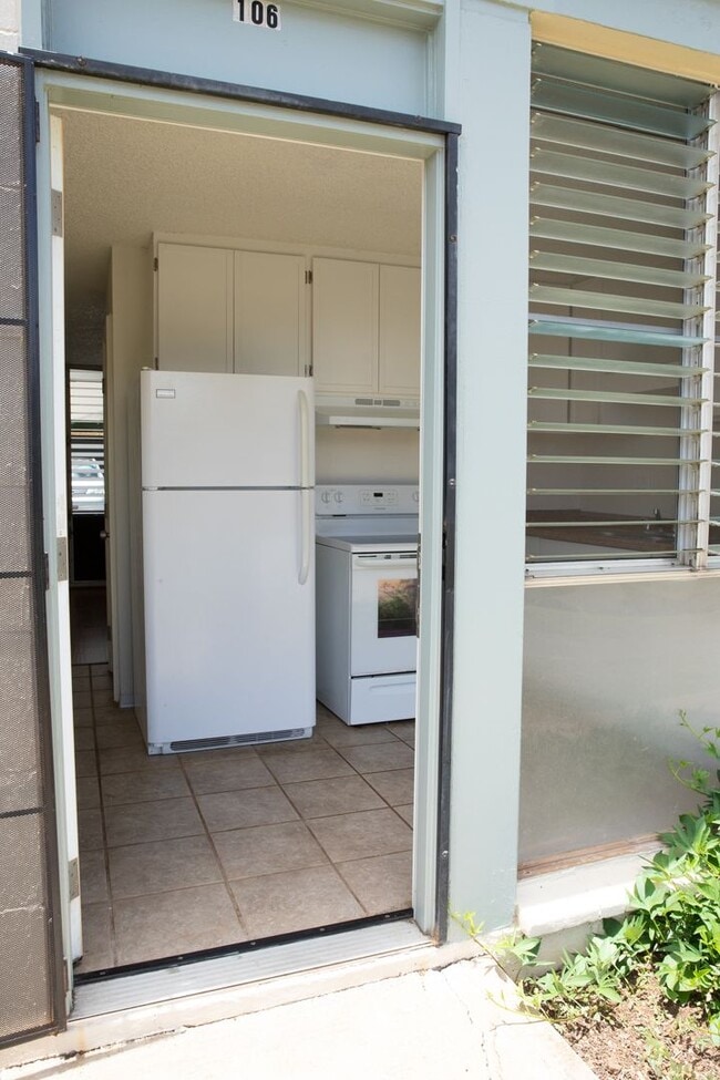 Building Photo - 2 BR/ 1 Bath Low- rise Apartment