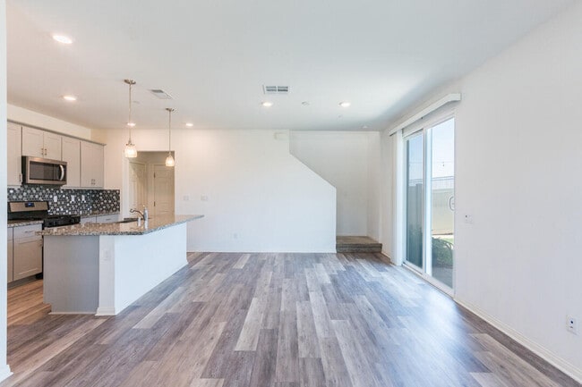 Building Photo - 27638 Sawtooth Ln