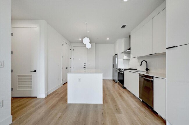 Building Photo - 1701 Simond Ave Ave