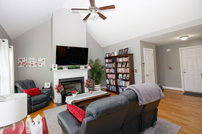 Building Photo - Charming 3 BR/2BA Ranch with fully fenced ...