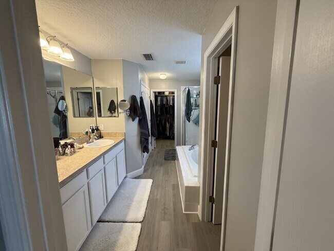 Building Photo - "Spacious 3-Bedroom Retreat with Bonus roo...