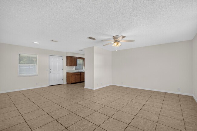 Building Photo - 308 Fern St