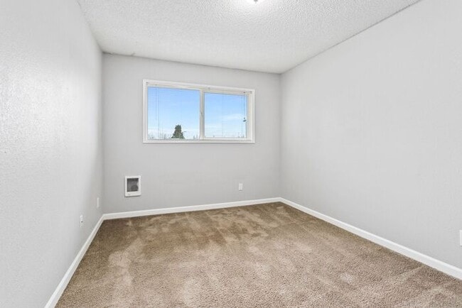 Building Photo - 2 bedroom 1 bath with washer/dryer include...
