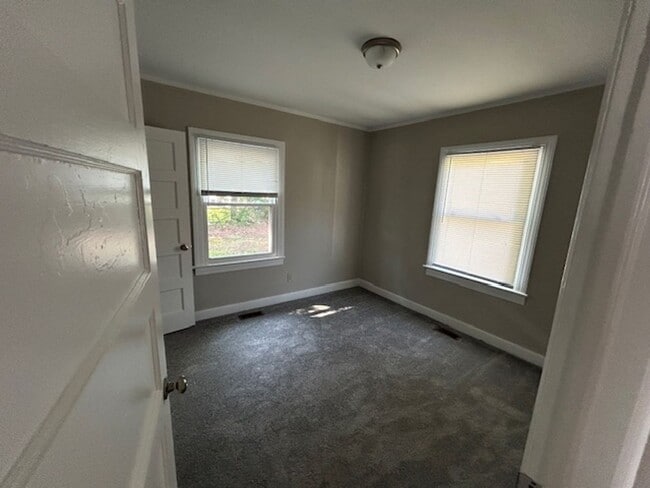 Building Photo - 3 Bedroom House near Carlie C's - Vouchers...