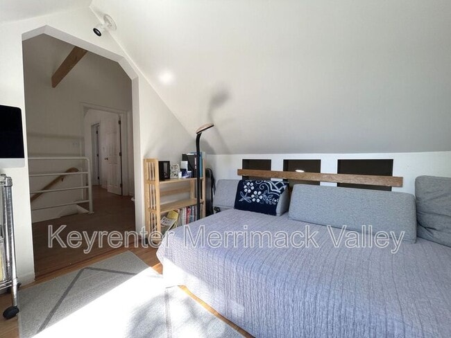 Building Photo - 44 River St