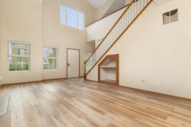 Building Photo - Beautifully Updated Single Family in a Private Community