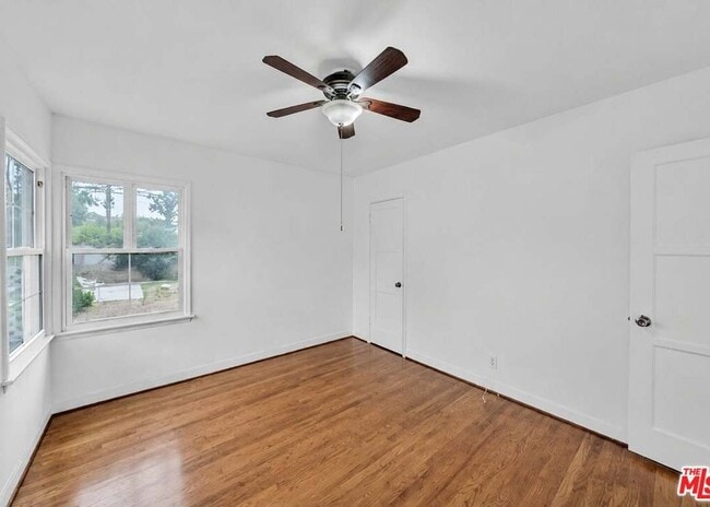 Building Photo - 6531 Hayvenhurst Ave