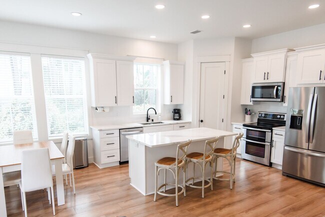Building Photo - Elegant 4-Bedroom Home in Lakeside at Blue...