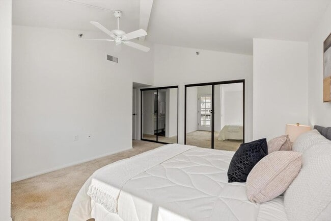 Building Photo - 1560 Circa Del Lago