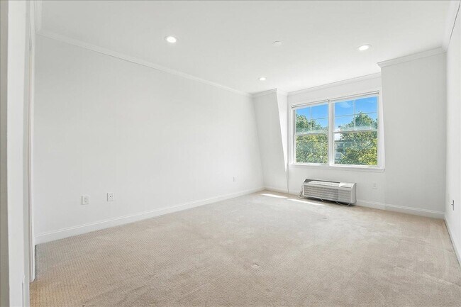 Building Photo - 15 FREEDOM Way