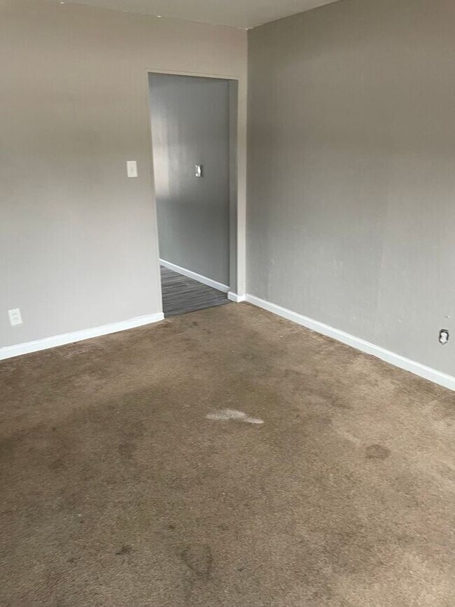 Building Photo - 3 Bedroom Ranch | Modern Updates & Natural Light