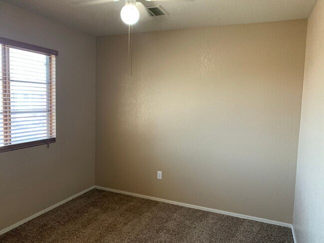 Building Photo - Wonderful 3 bedroom 2.5 bath home located in the golf course community of Western Skies