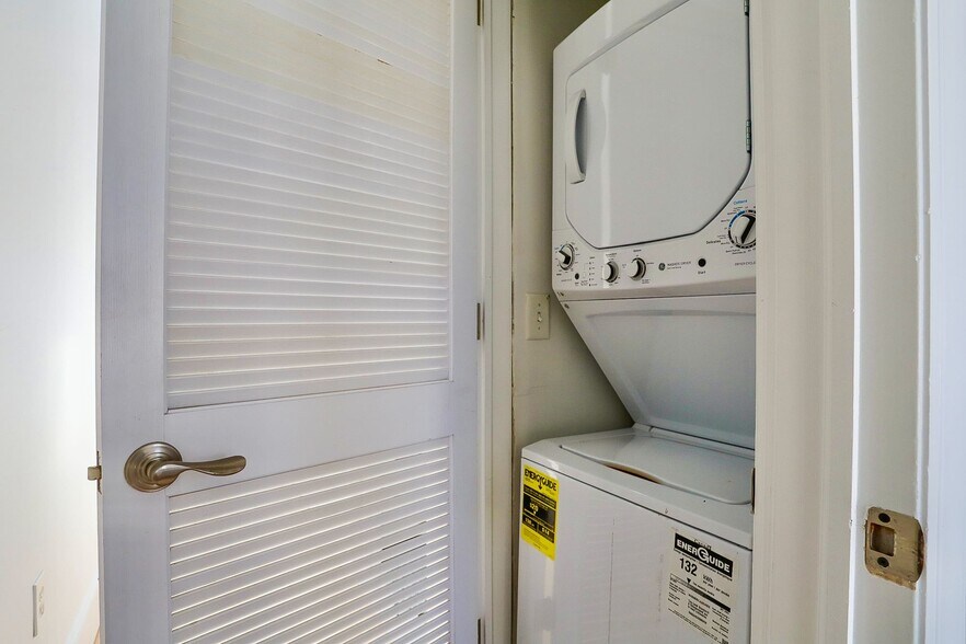 Building Photo - 301 Madison St