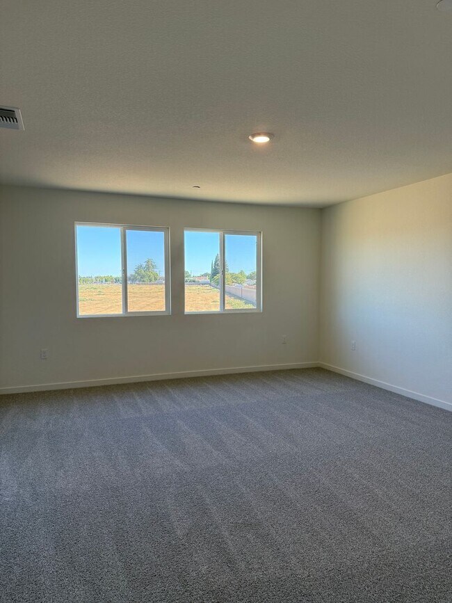 Building Photo - 2025 New Build! 5 bed 3 bath