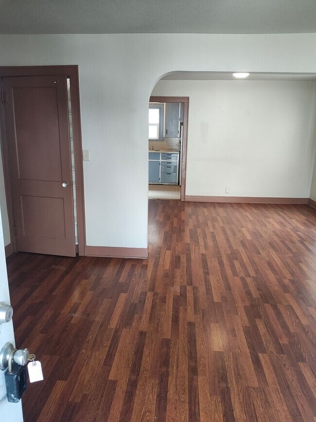 Building Photo - 1825m1