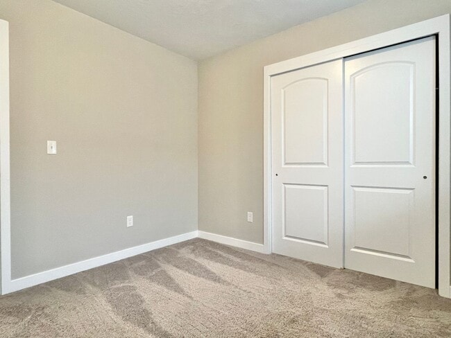 Building Photo - 3037 S Red Pine Dr