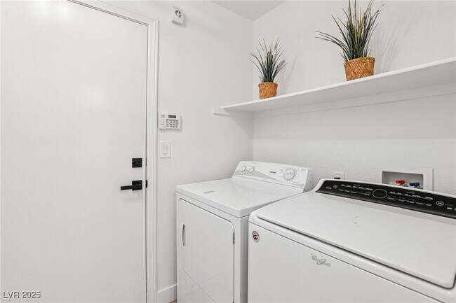 Building Photo - 7400 Queen Palm Dr