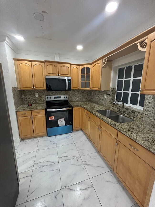 Building Photo - 250 E 34th St