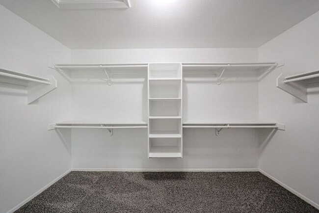 Building Photo - MOVE IN SPECIALS!! 5BD 3BA with Pool in We...