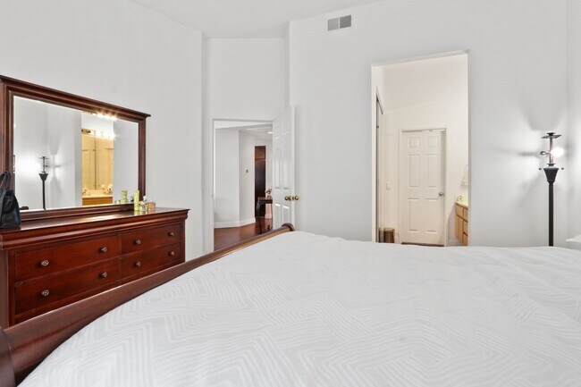 Building Photo - Beautiful Orange County Condo! Must See