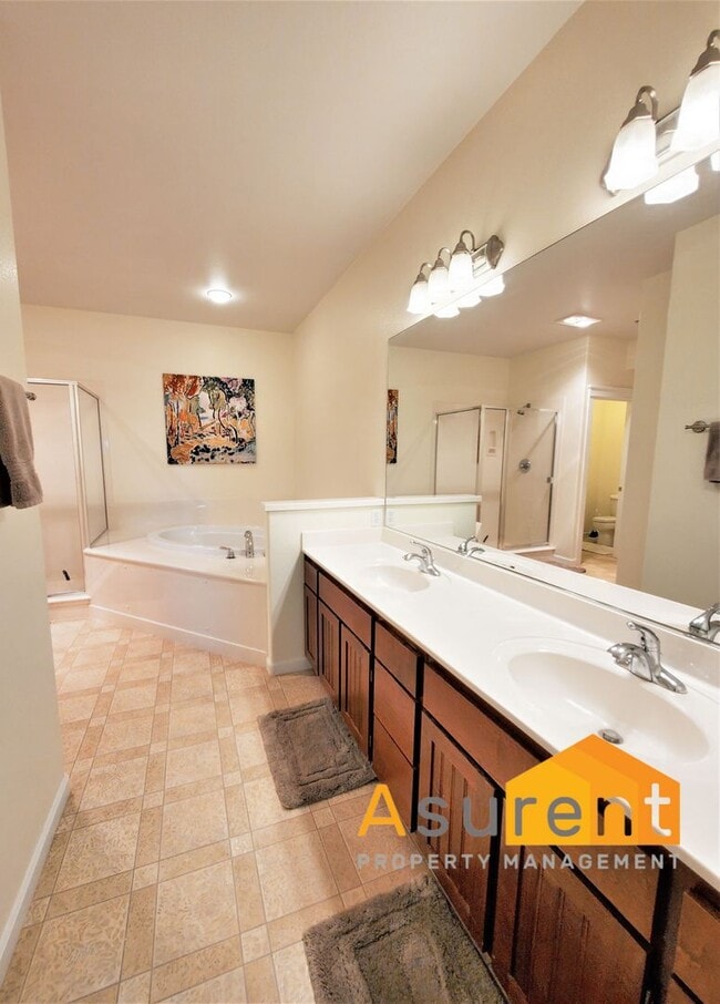 Building Photo - Fully Furnished Luxury Townhouse Available Soon!