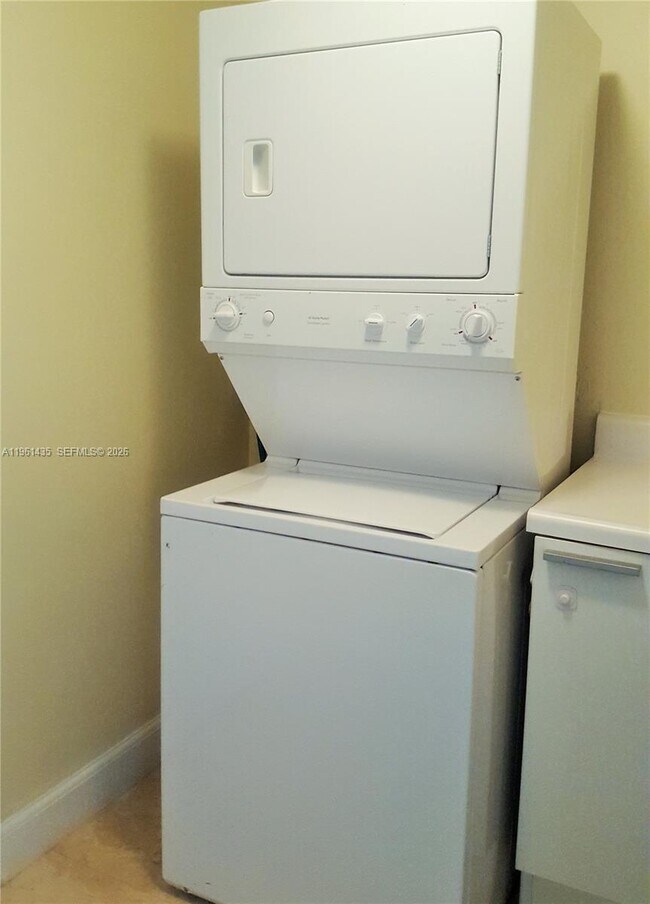 Building Photo - 14951 Royal Oaks Ln