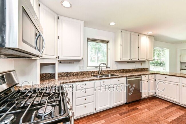 Building Photo - 6206 Redwood Ln