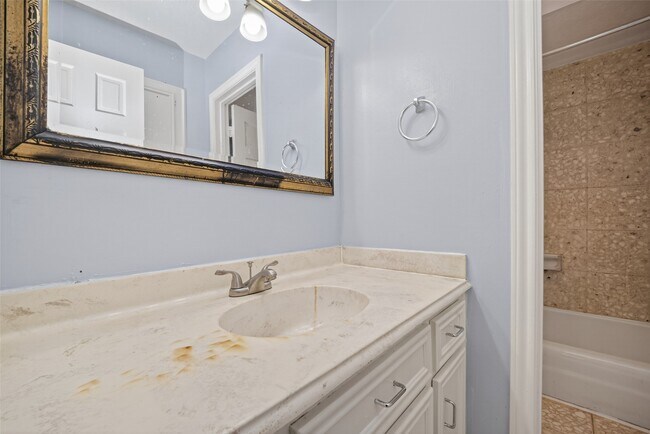 Building Photo - 8103 Oak Moss Dr