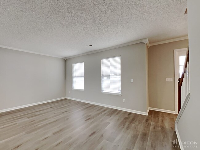 Building Photo - 661 Thornhill Dr