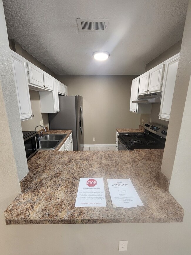 Building Photo - 3 bed 2 bath 2 story townhome, 1 carport