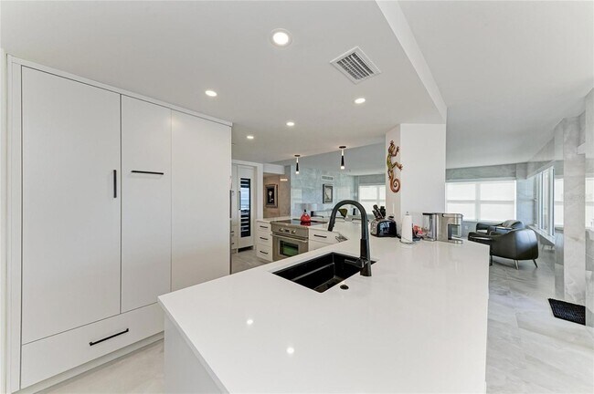 Building Photo - 603 Longboat Club Rd