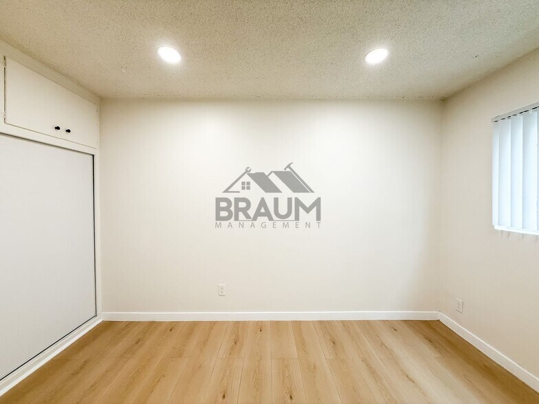 Building Photo - 5252 Hermitage Ave