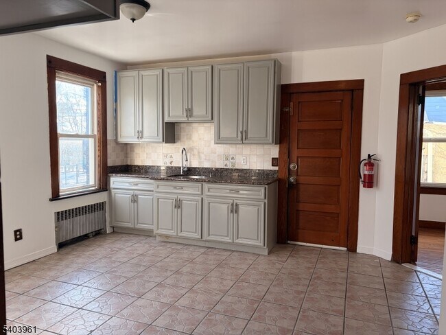 Building Photo - 35 Marsellus Pl