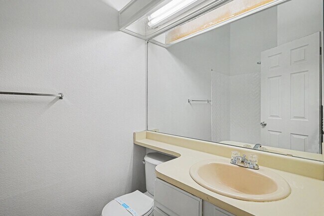 Building Photo - Updated 2 Bedroom, 2 Bathroom Townhome – Move-In Ready!
