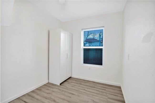 Building Photo - Darling 3/1 Duplex in Oakhurst