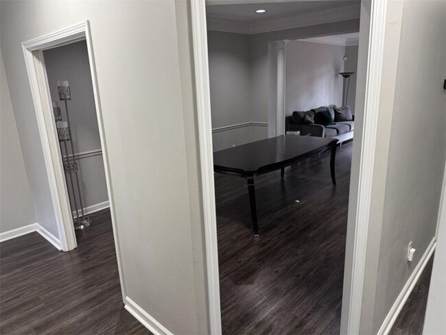 Building Photo - 2505 Oak Quarters