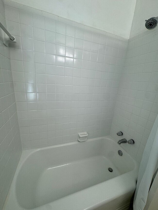 Building Photo - Available Now! The Villa Condo 3 BR Must See