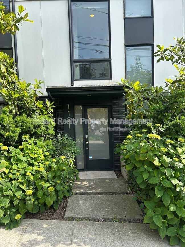 Primary Photo - 1121 E Howell St