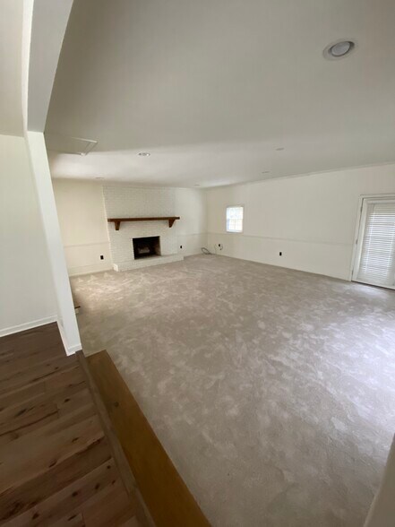 Garage converted to extra large family room - 114 Woodglen Dr