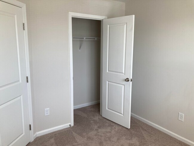 Building Photo - 565 Hampton Townes Dr